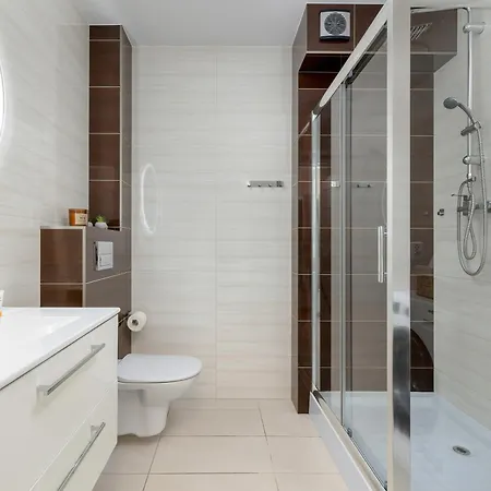 アパート Modern Herberta By Rent Like シフィノウイシチェ